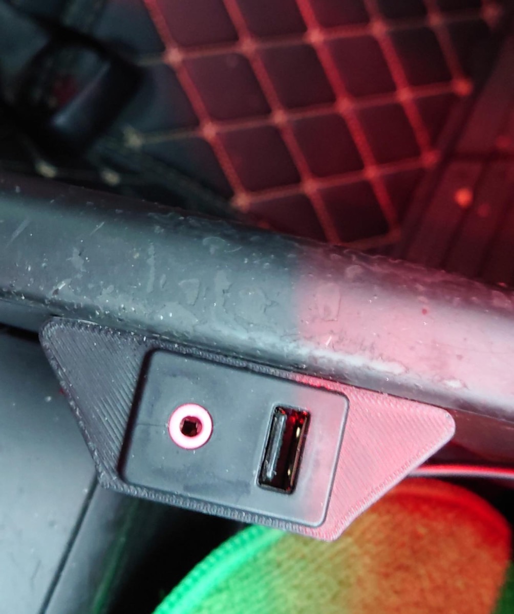 Audi A3 8P USB Girişi ve Çöp Torbası Tutucusu (Uyarı Üçgeni Bölmesi) görsel 4