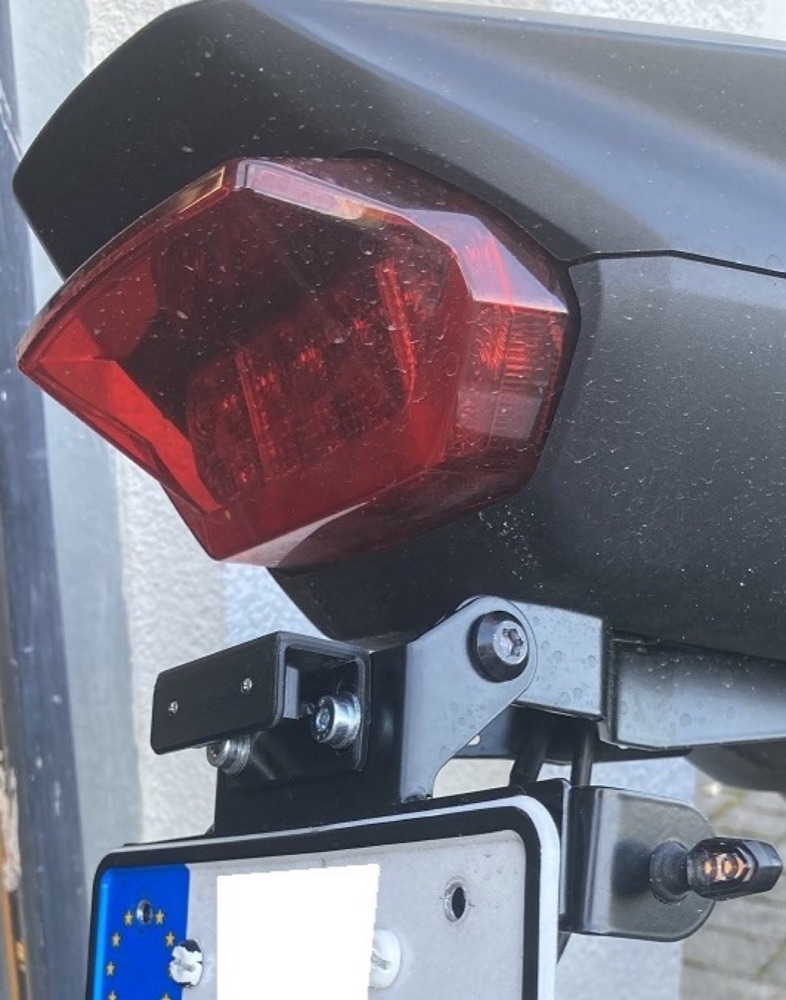 Honda Hornet 750 Plaka Aydınlatması Taşıyıcısı görsel 2