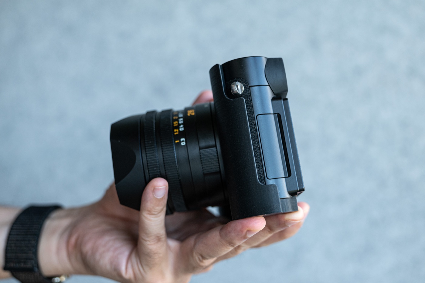 Leica Q3 Tutamak Kapağı (Pil, Kablo ve Kart Kapağı Erişimli) görsel 2