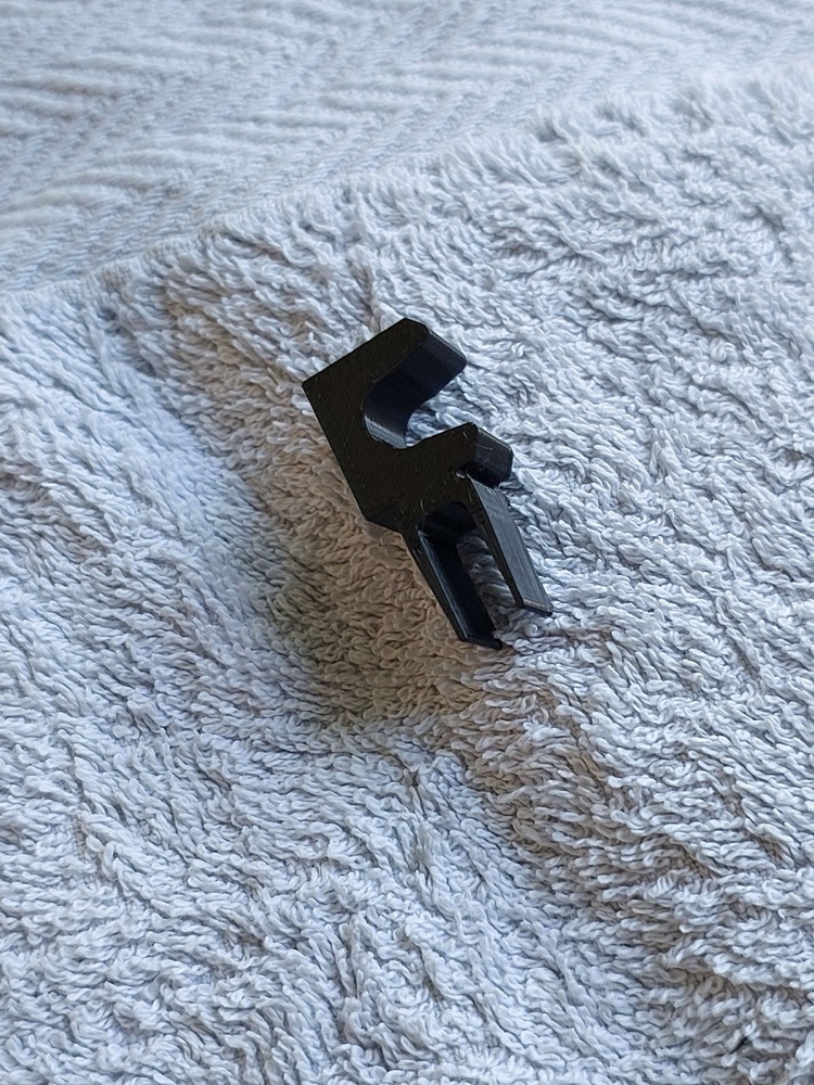 Mazda BT-50 2500 Kaput Destek Çubuğu Tutucusu