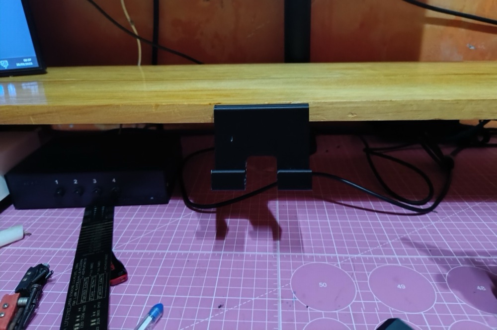 Raf Kenarı Telefon ve Tablet Tutucu (Kalem Yuvalı Sürümlü)