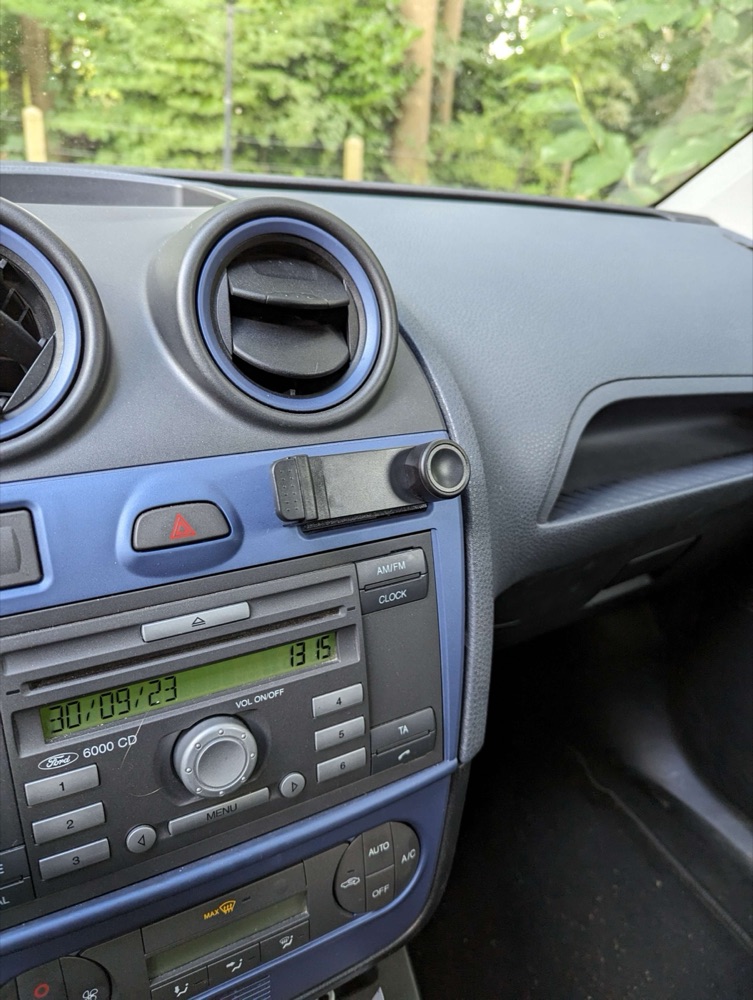 Ford Fiesta (Mk5) bozuk para ve telefon tutucu