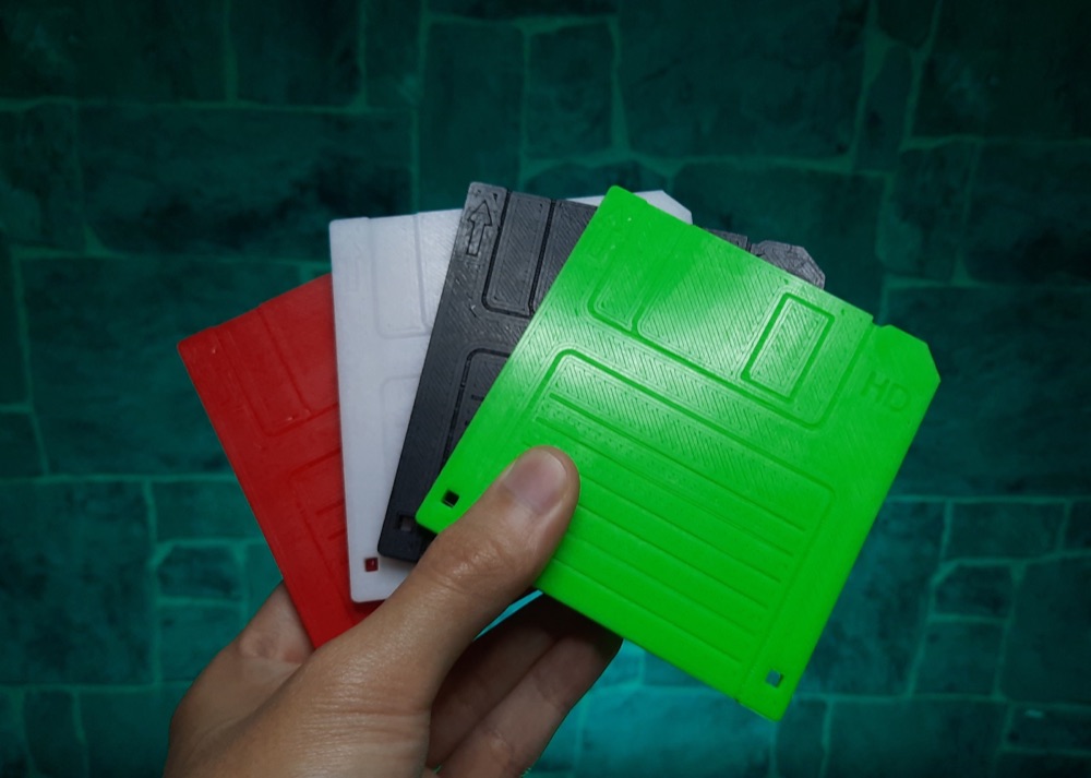 Disket Biçimli microSD Kart Saklama Kutusu (3,5 İnç Disket Görünümlü, İki Parçalı)