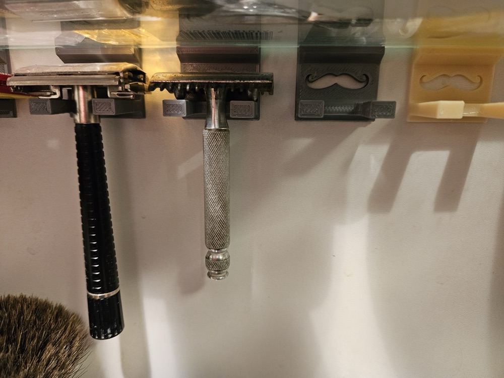 5 mm Cam Rafın Arkasına Klipslenen Klasik Tıraş Makinesi Askısı (Bıyık Desenli)