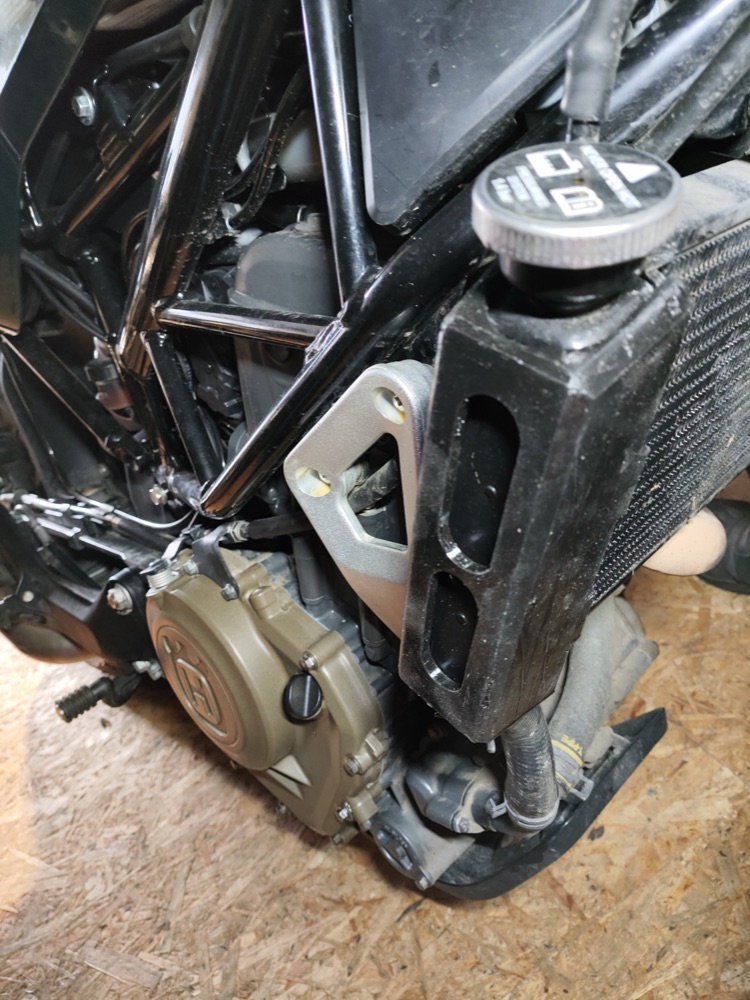 Husqvarna Svartpilen 401 Radyatör Koruma Kapağı görsel 2
