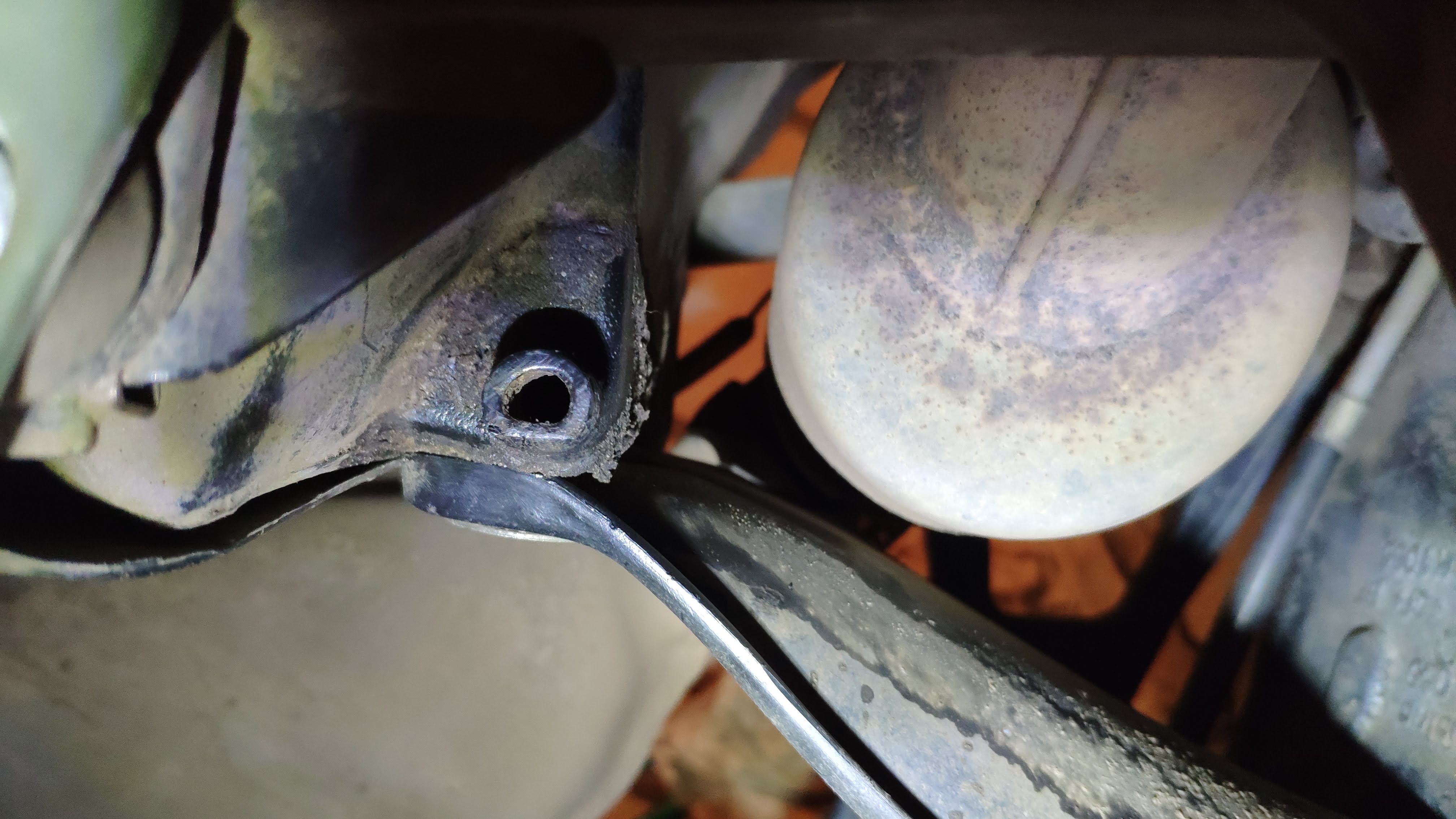 KTM LC4 Hava Kutusu Su Tahliye Parçası görsel 4