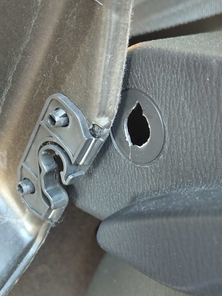 Mazda 2 Bagaj Kapağı Sabitleme Klipsi görsel 3