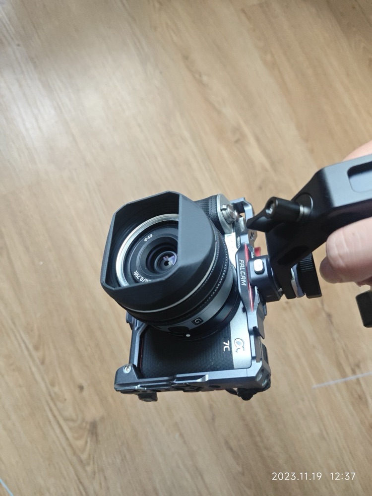 Sony 24 F2.8 G Lens Parasoleyi görsel 3