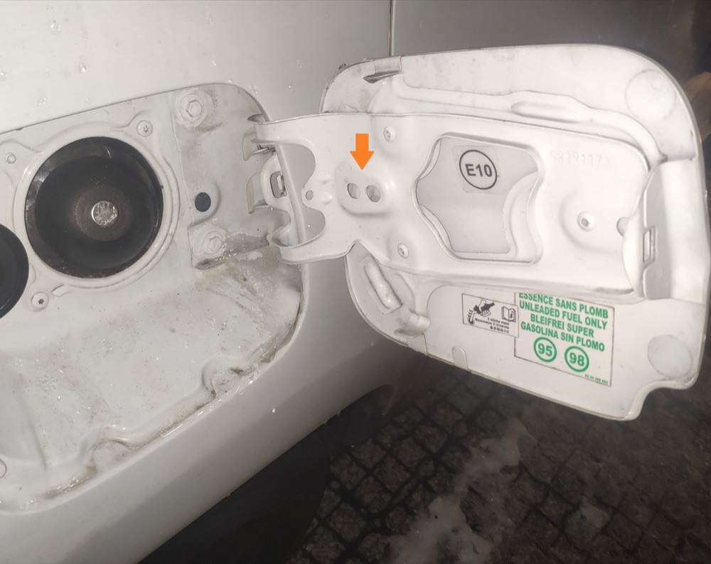 Dacia yakıt dolum kapağı tutucu