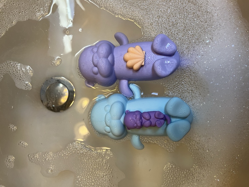 Yüzen Su Samuru Banyo Oyuncağı Seti (Yetişkin, Yavru ve Deniz Kabuğu, Mıknatıs Yuvalı) görsel 1