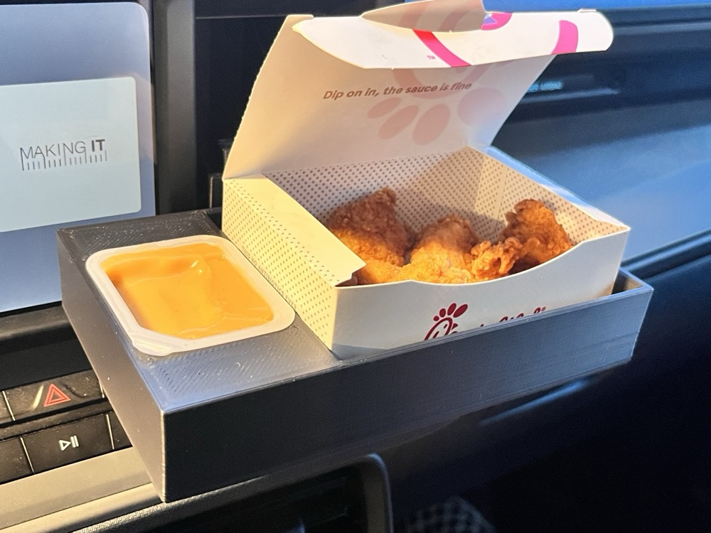 Ford Maverick Chick-fil-A nugget ve sos tutucu