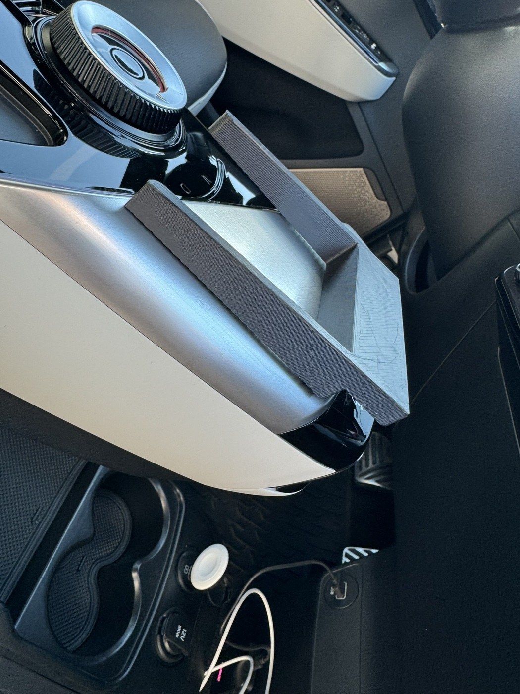 Kia EV6 Kablosuz Şarj Hizalama Yardımcısı görsel 3