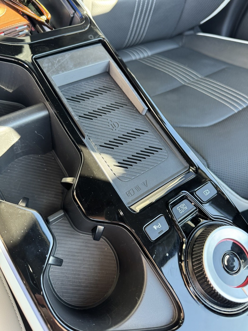 Kia EV6 Kablosuz Şarj Hizalama Yardımcısı görsel 4