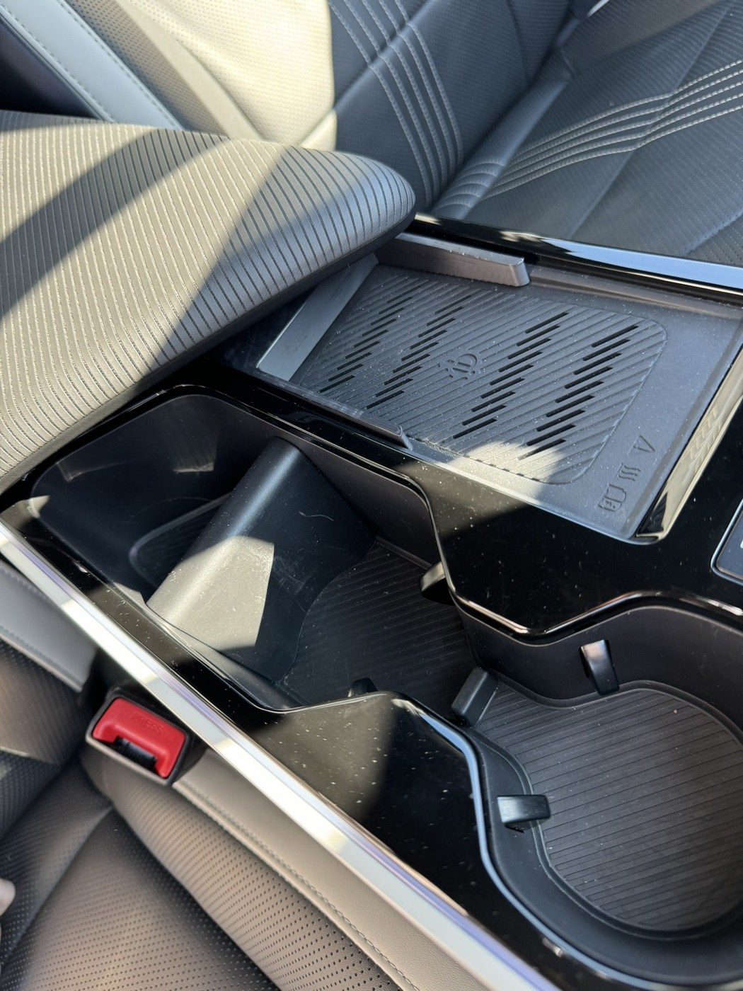 Kia EV6 Kablosuz Şarj Hizalama Yardımcısı görsel 5