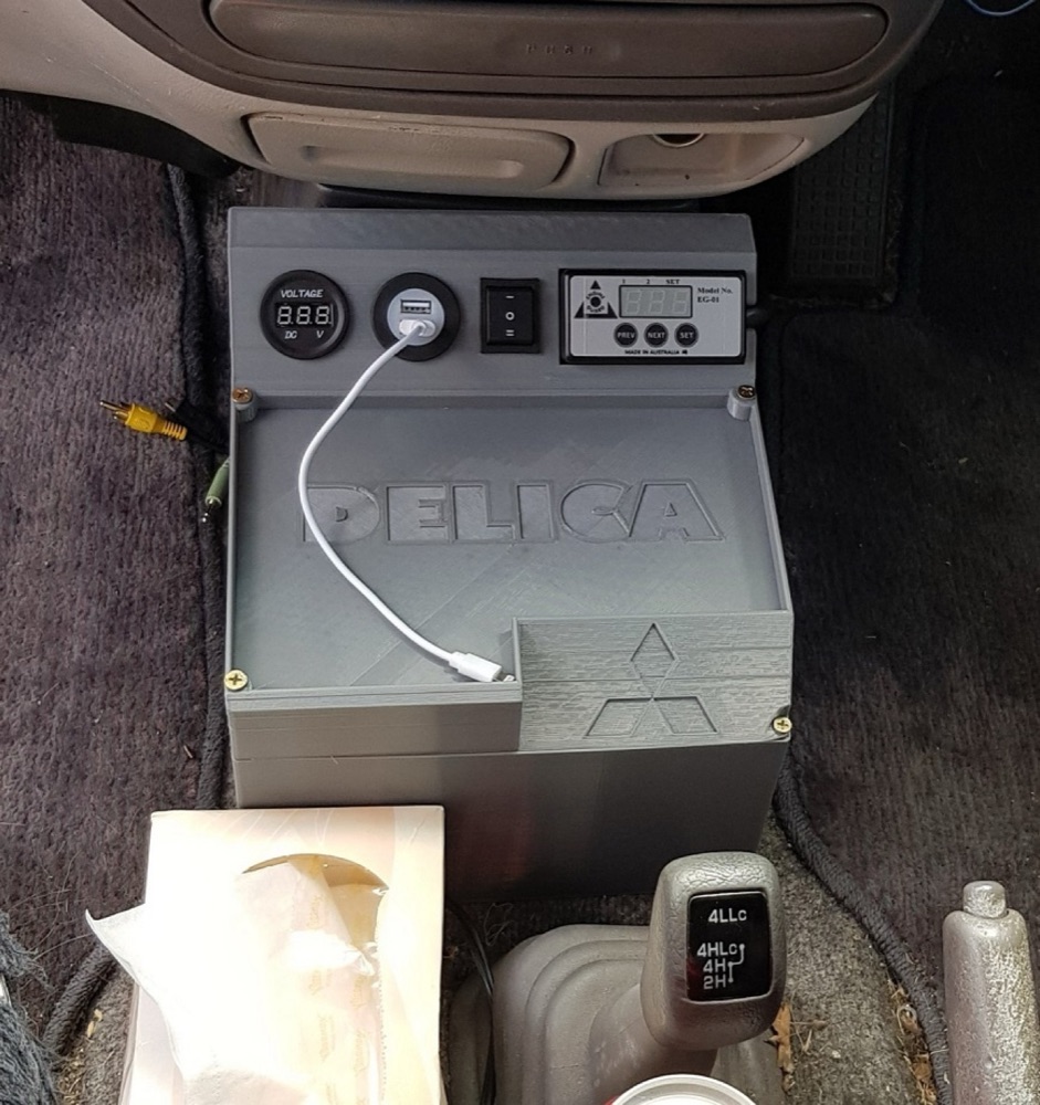 Mitsubishi Delica L400 Orta Konsol Akü Kutusu görsel 3