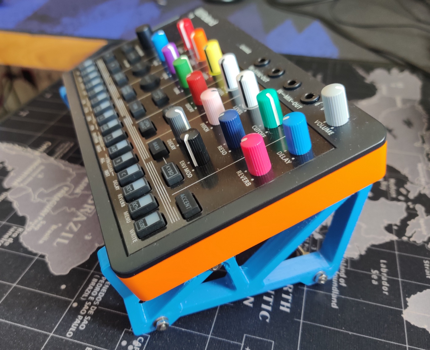 Roland Aira Compact Serisi Standı