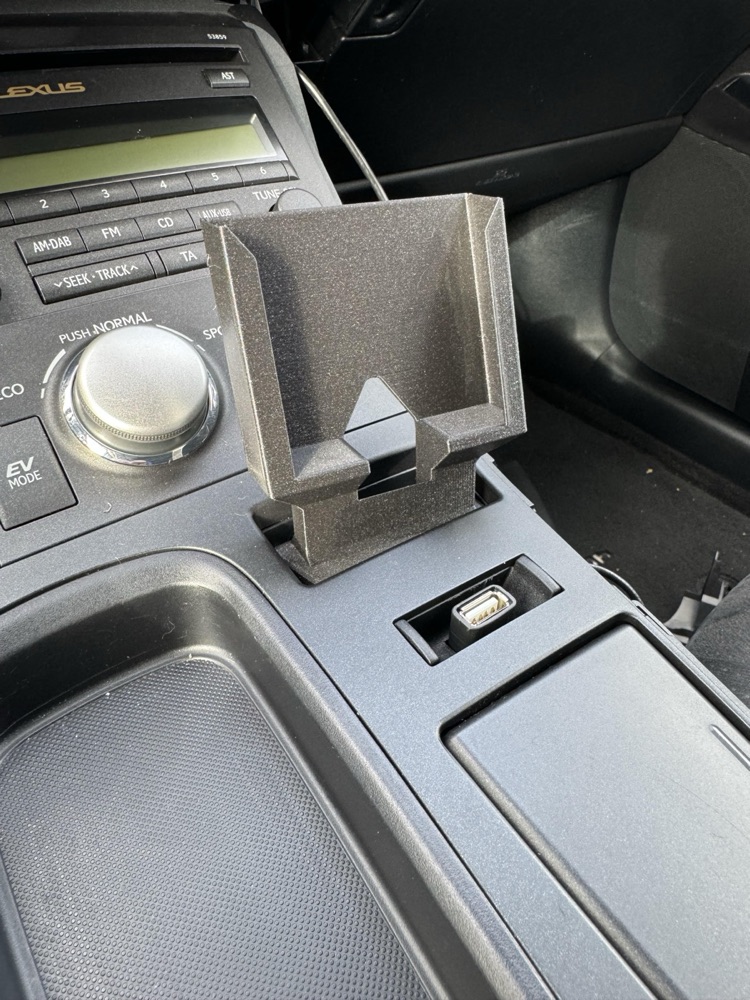 Lexus CT200h Telefon Tutucu (iPhone 15 Pro, Kılıflı)