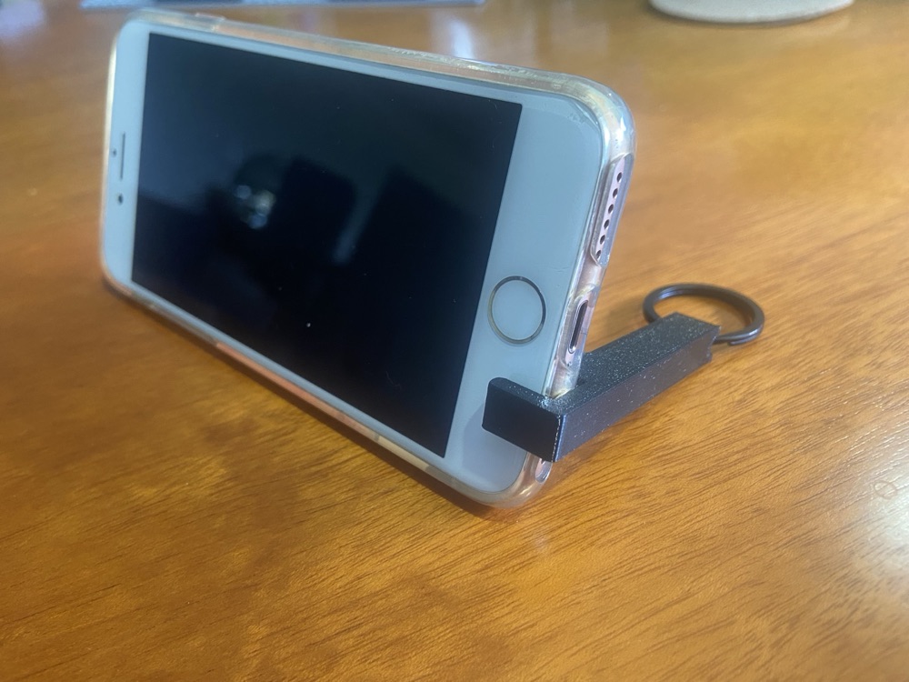 Anahtarlıklı Cep Telefon Standı (L Profilli, Ayarlanabilir Açı) görsel 2