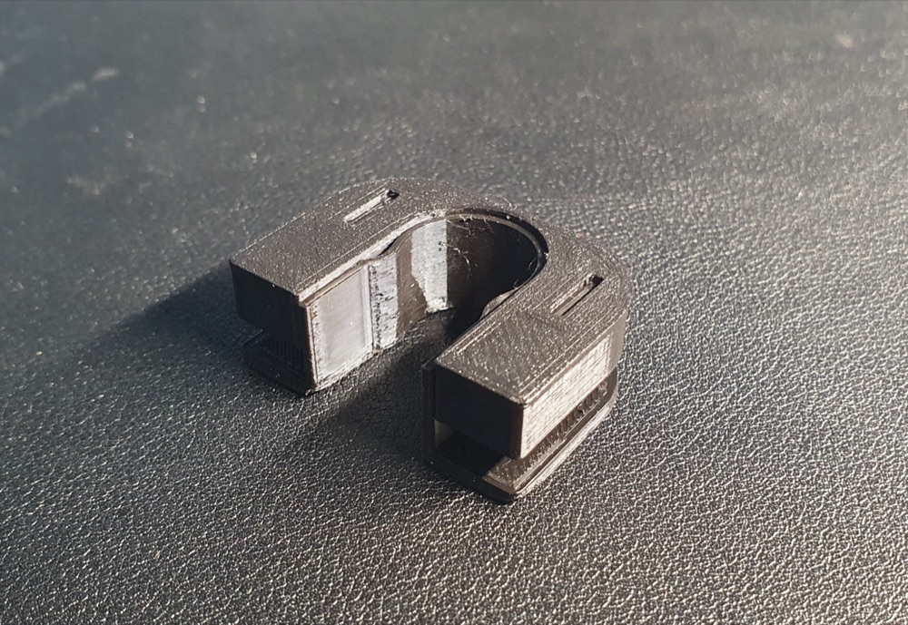 Ford Fiesta bagaj perdesi braketi