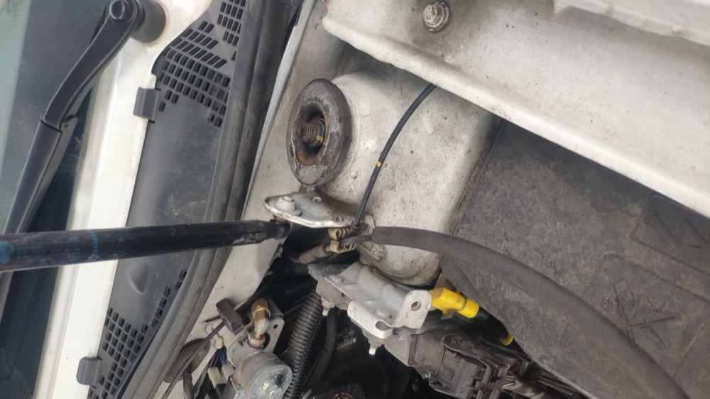 Dacia Duster amortisör üst kapak görsel 2