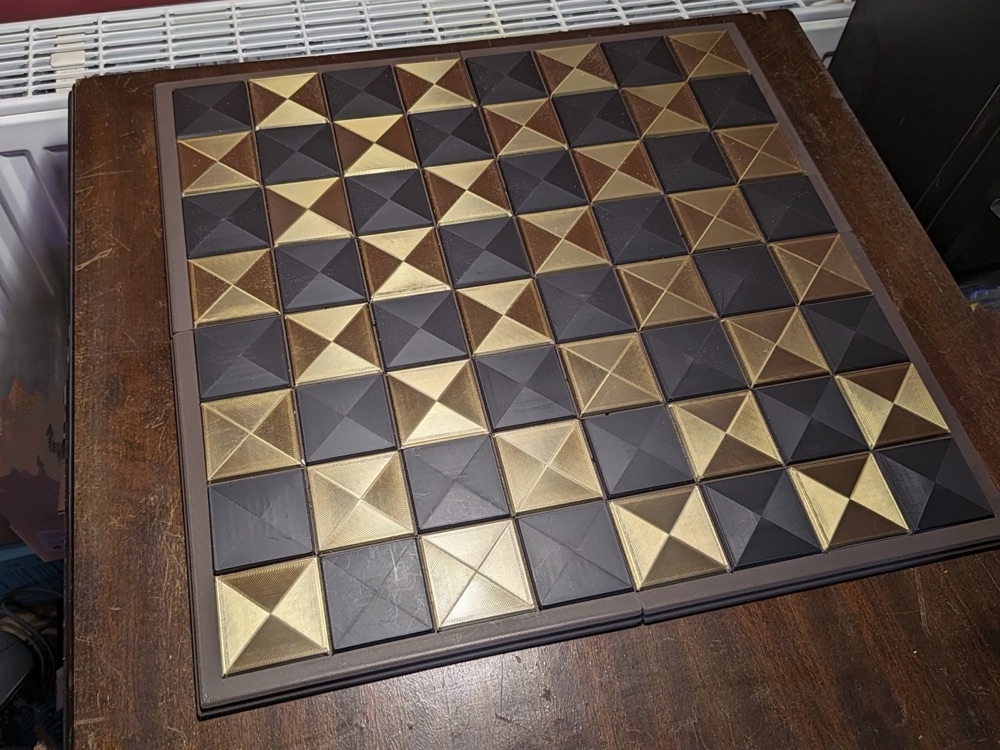 Klipsli Modüler Satranç Tahtası (39 × 39 cm, Dört Parçalı, Yapıştırıcısız) görsel 1