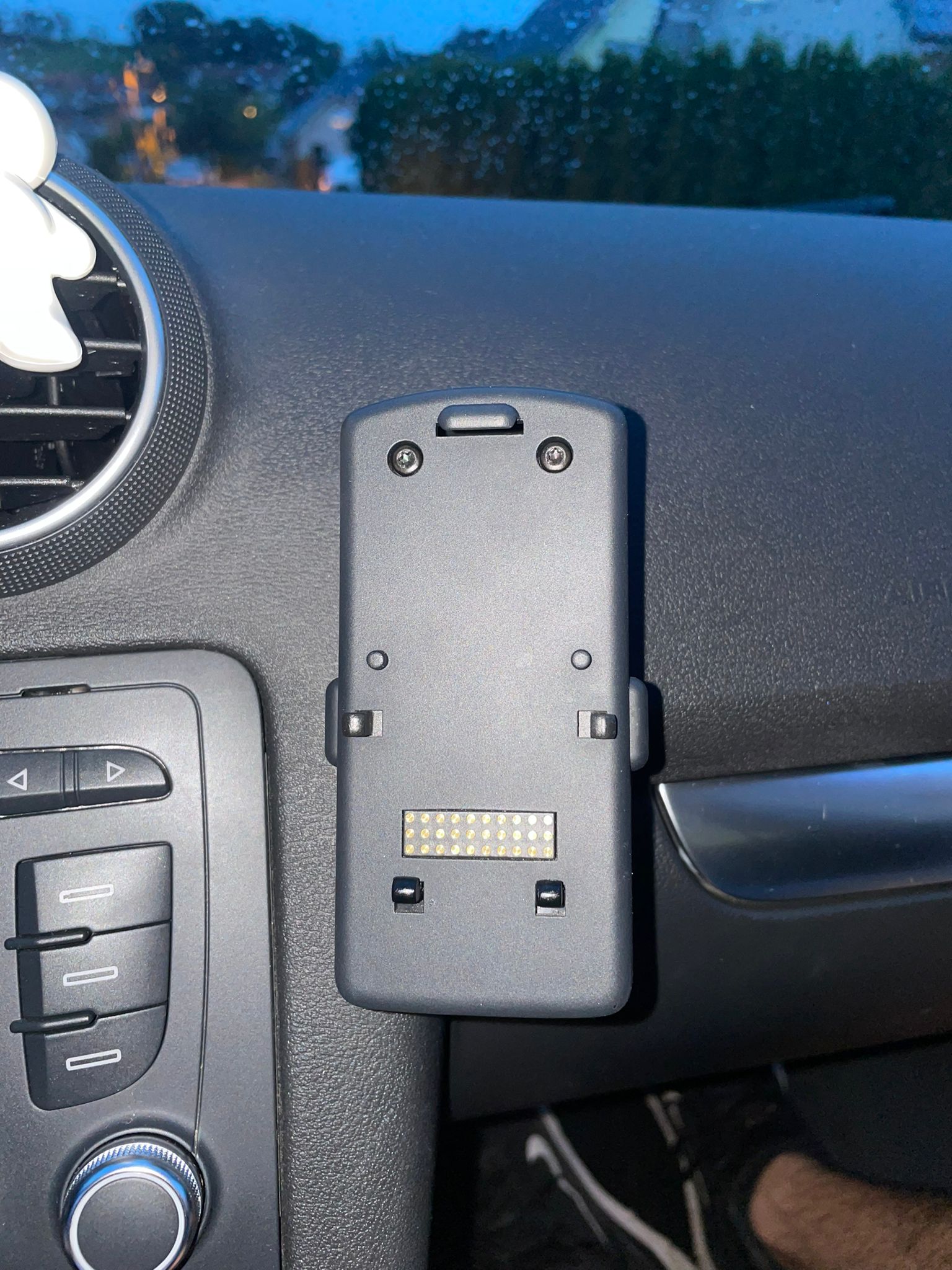 Audi A3 Telefon Tutucusu (Manyetik Ped Uyumlu) görsel 3