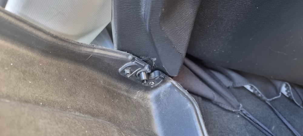 Mazda 2 Bagaj Örtüsü Klipsi görsel 2