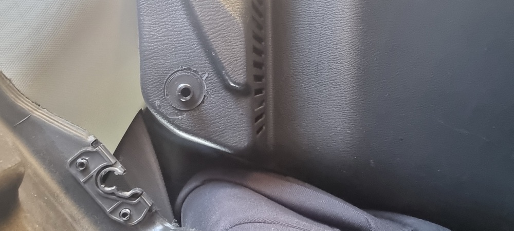 Mazda 2 Bagaj Örtüsü Klipsi görsel 4