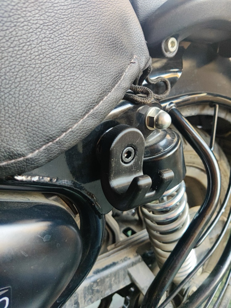 Royal Enfield Çanta Asma Yan Kancası görsel 2