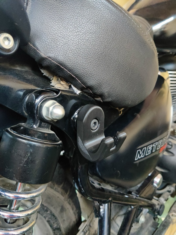 Royal Enfield Çanta Asma Yan Kancası görsel 3
