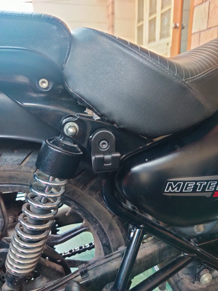 Royal Enfield Çanta Asma Yan Kancası görsel 4