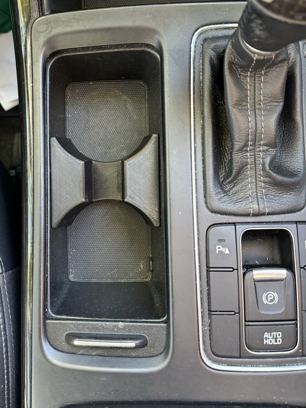 Kia Sorento Bardaklık Ayırıcı görsel 2