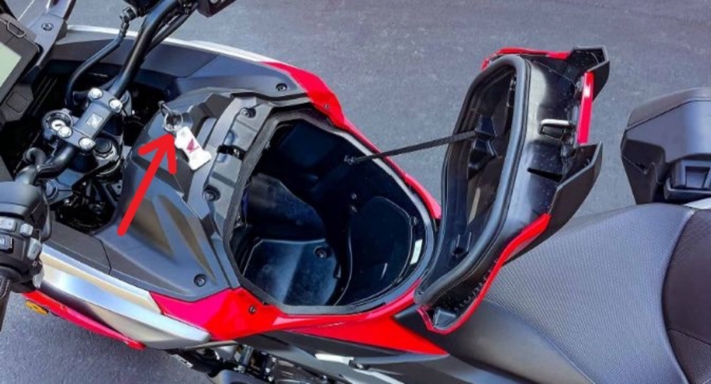Honda NC Serisi Torpido Kilit Parçası görsel 2