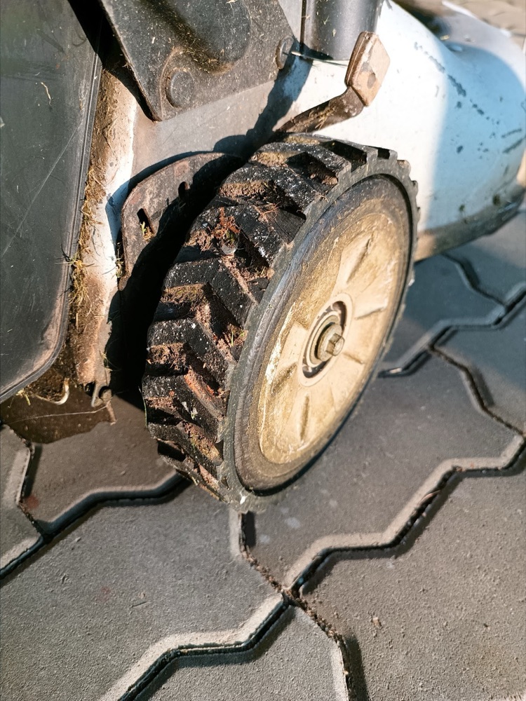 Honda Çim Biçme Arka Tekerlek Bandajı