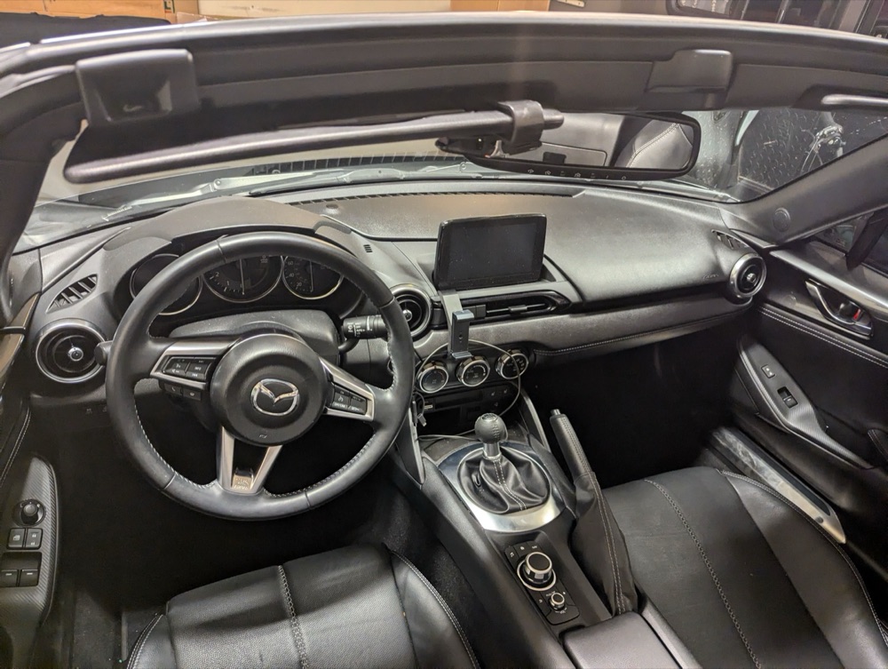 Mazda MX-5 ND Alçak Profilli Telefon Tutucu Tabanı görsel 2