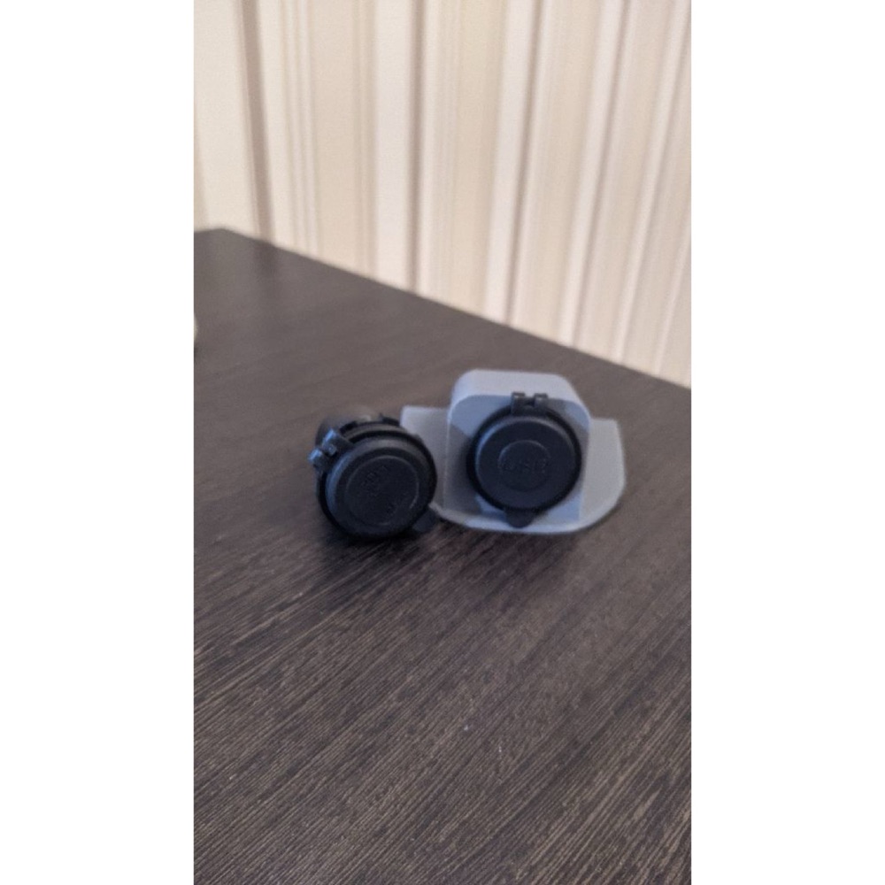 Renault Duster Arka Telefon Şarj Soketi Braketi