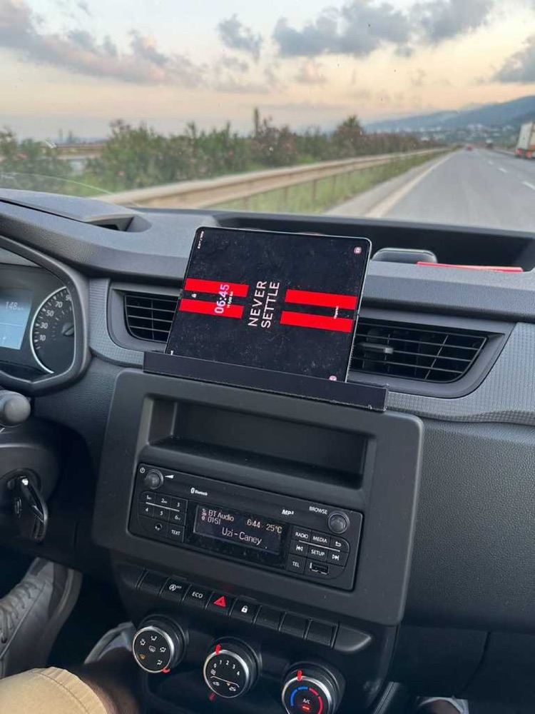 Renault Express telefon ve tablet tutucu görsel 2