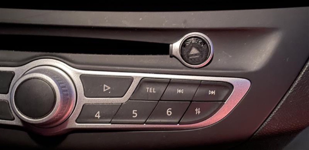 Renault Laguna 3 radyo çıkarma düğmesi
