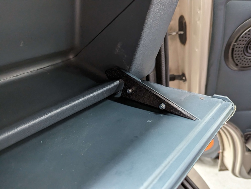 Renault Trafic T1100 torpido gözünü sabitleme braketi