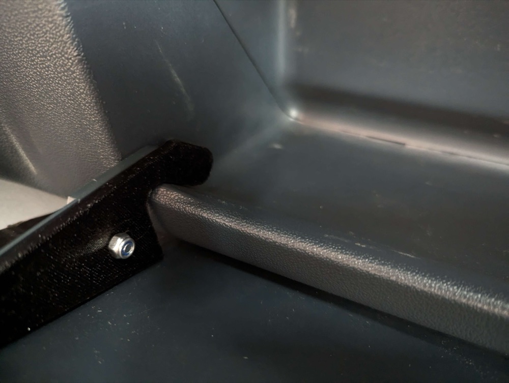 Renault Trafic T1100 torpido gözünü sabitleme braketi görsel 2