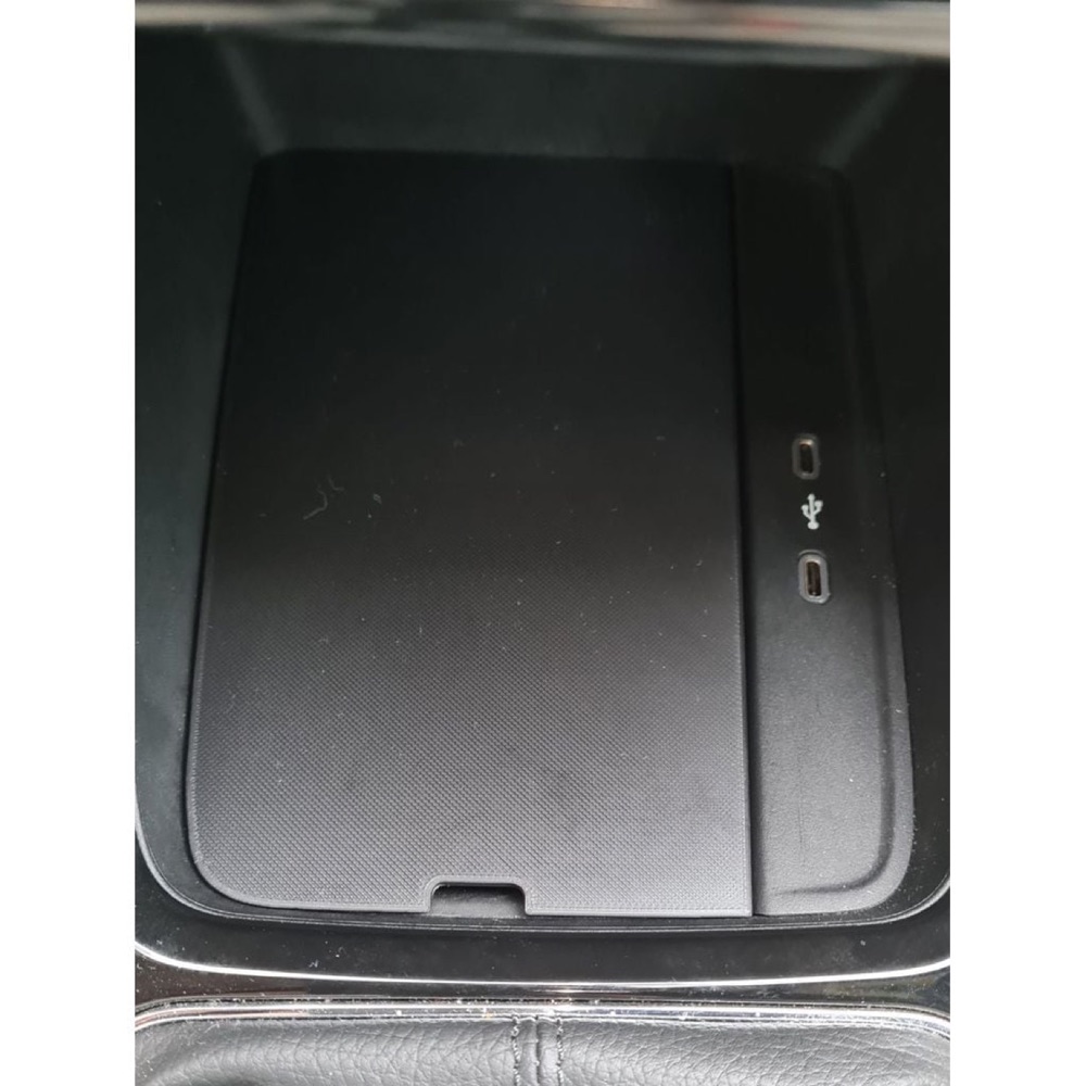 Skoda Octavia 4 Telefon Bölmesi Matı