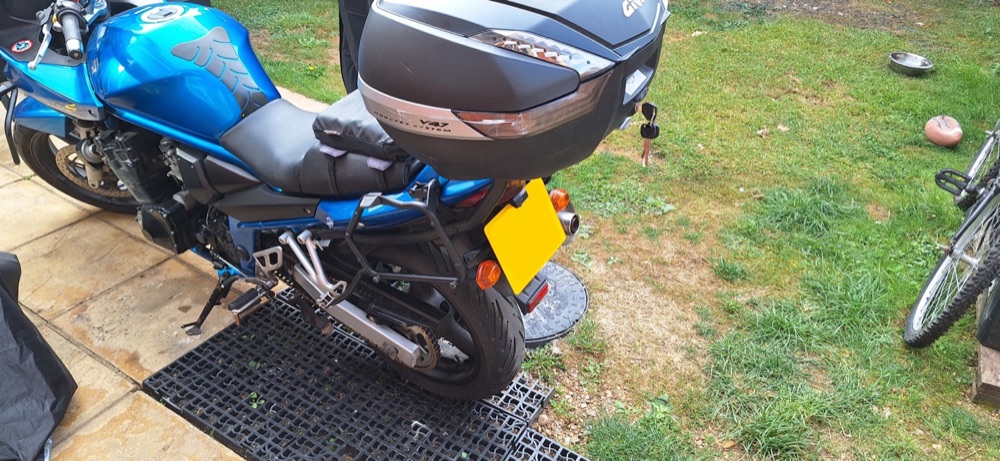 Suzuki Bandit 650S için Givi PL539 yan çanta aparatları