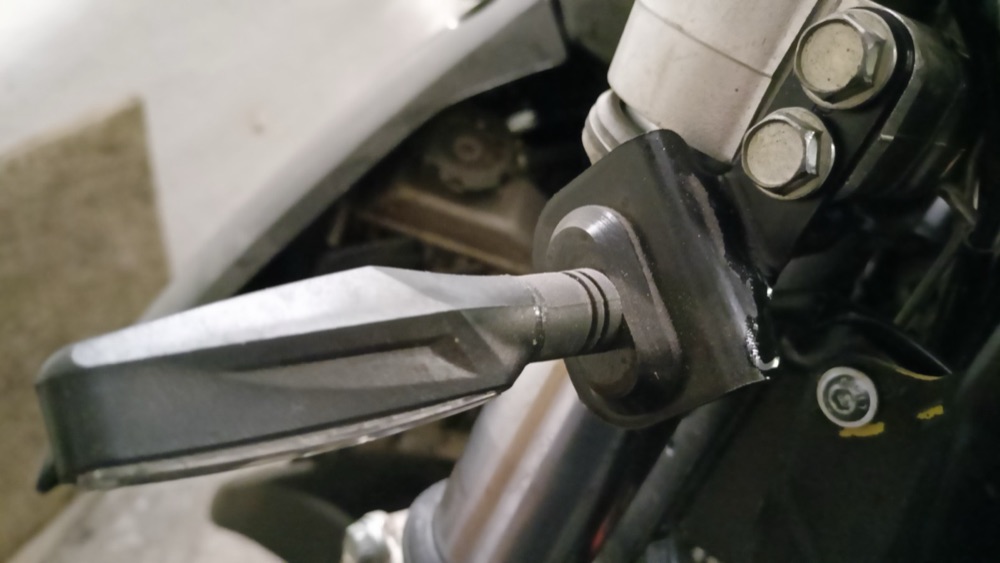 Suzuki DR-Z dönüş sinyali tutucu