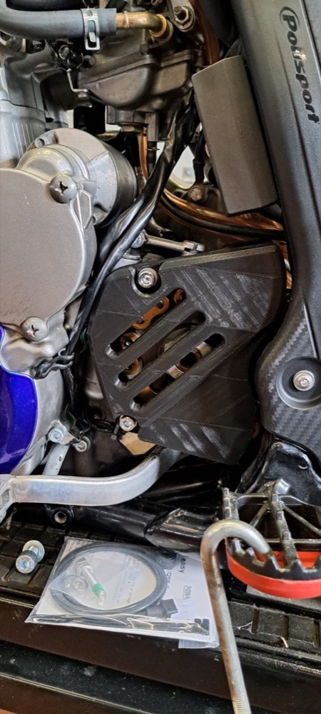 Suzuki DRZ 400 zincir dişli kapağı