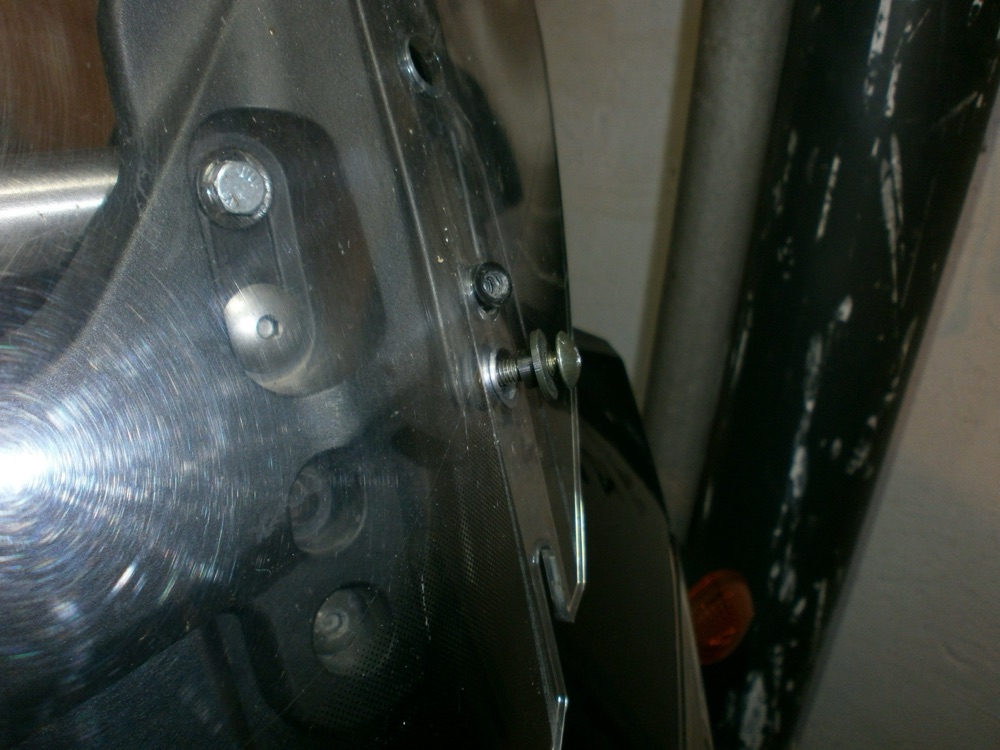 Suzuki ön cam bağlantı parçası 09161-05017 görsel 2