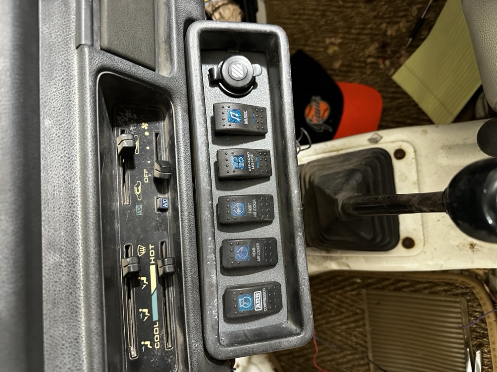 Suzuki Samurai stereo cubby switch paneli görsel 2