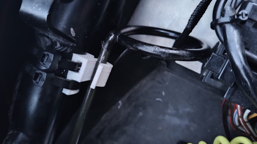 Suzuki SV650 tank destek klipsi görsel 2