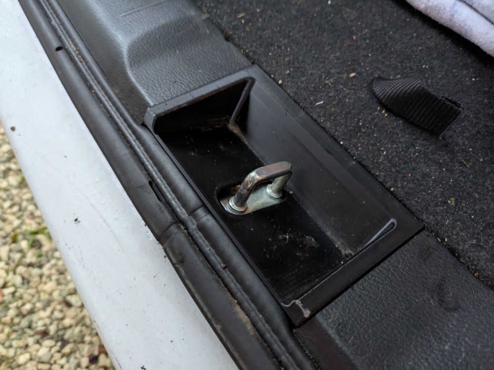 Suzuki Vitara bagaj kilit kapagi görsel 2