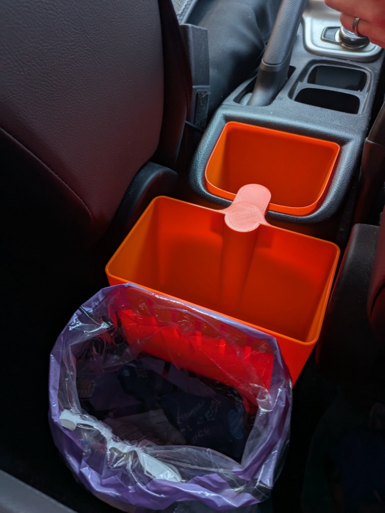 Suzuki Vitara kol dayama saklama haznesi