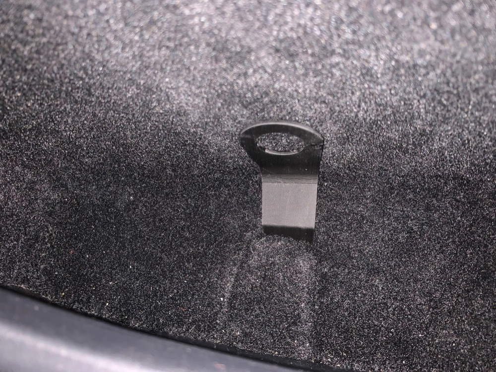 Tesla Model Y Arka Kapı Acil Açma Kolu